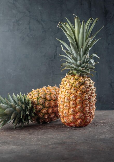 Ananas maturo sul tavolo