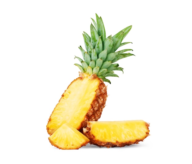 Ananas maturo tagliato su sfondo bianco