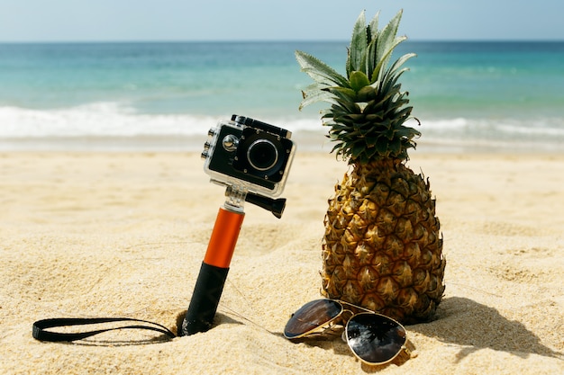 Ananas, occhiali da sole e action cam