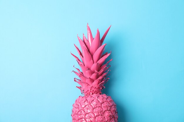 Ananas rosa dipinto su fondo blu