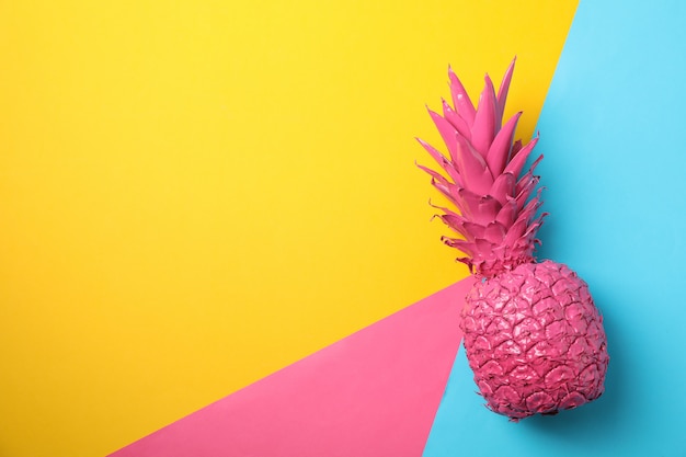 Ananas rosa dipinto su fondo multicolore