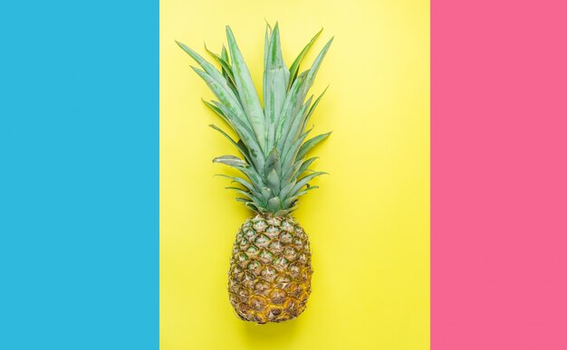 Ananas s su triplo tono rosa rosa blu giallo sfondo.