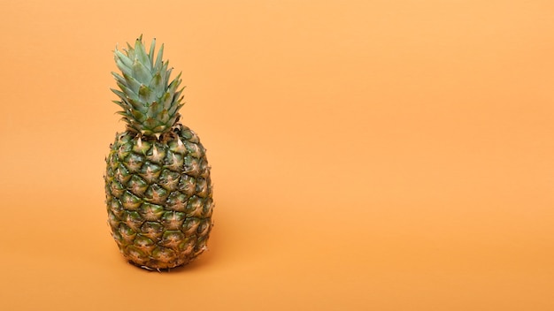 Ananas saporito maturo fresco su un fondo marrone e beige