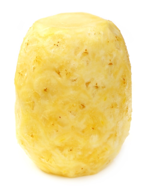 Ananas sbucciato su sfondo bianco