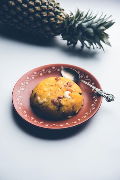 Ananas sheera o Halwa noto anche come Ananas keshri shira. Ricetta popolare del dessert dell'India meridionale. messa a fuoco selettiva