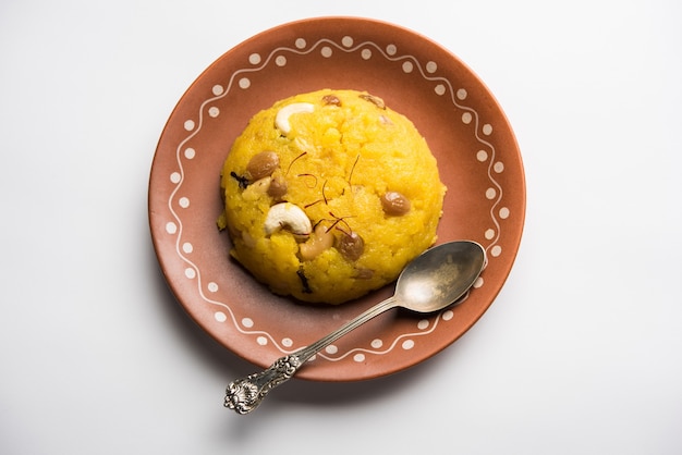 Ananas sheera o Halwa noto anche come Ananas keshri shira. Ricetta popolare del dessert dell'India meridionale. messa a fuoco selettiva