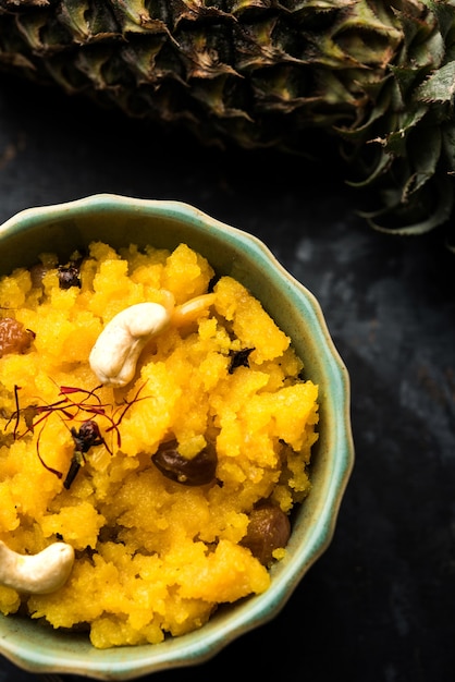 Ananas sheera o Halwa noto anche come Ananas keshri shira. Ricetta popolare del dessert dell'India meridionale. messa a fuoco selettiva