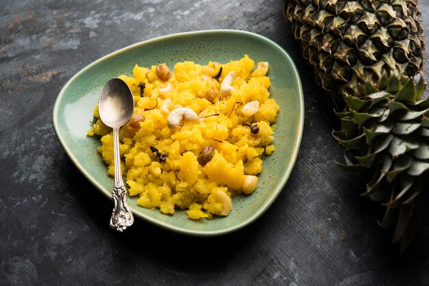 Ananas sheera o Halwa noto anche come Ananas keshri shira. Ricetta popolare del dessert dell'India meridionale. messa a fuoco selettiva