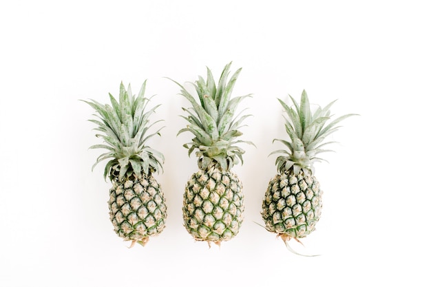 Ananas su bianco. Concetto di cibo creativo