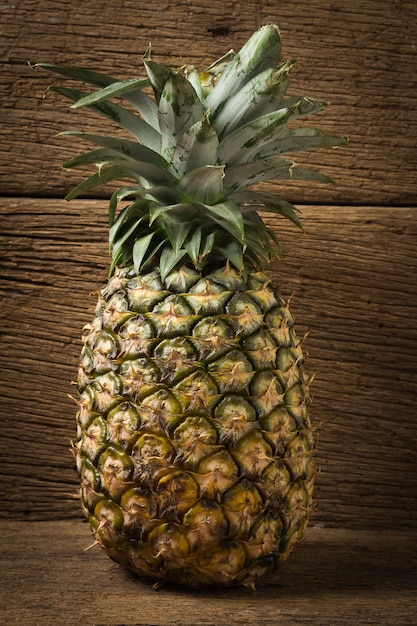 Ananas su legno vecchio