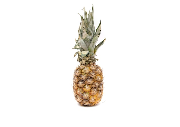 Ananas su sfondo bianco