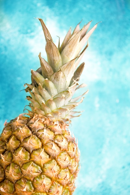 Ananas su sfondo blu