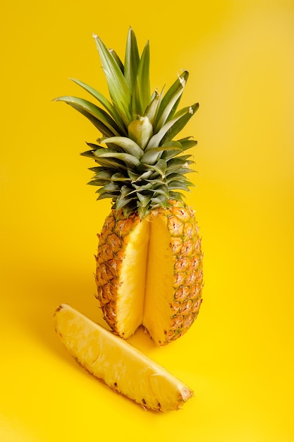 Ananas su sfondo giallo