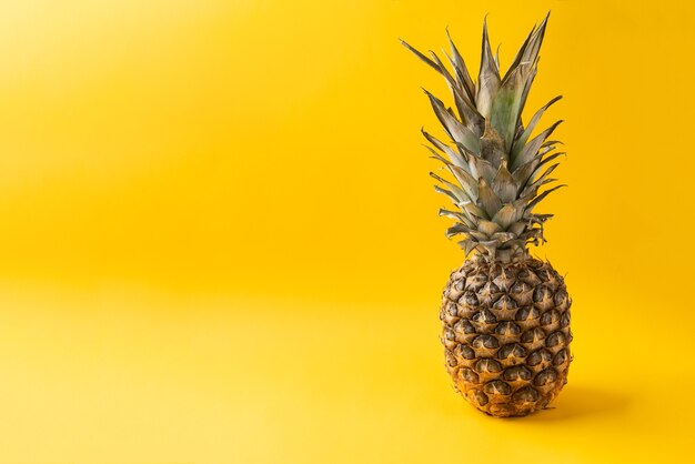 Ananas su sfondo giallo.