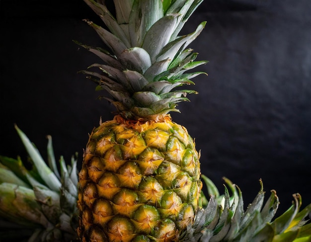 Ananas su sfondo nero Frutta tropicale Cibo sano