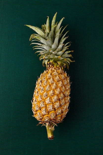 Ananas su sfondo verde di carta