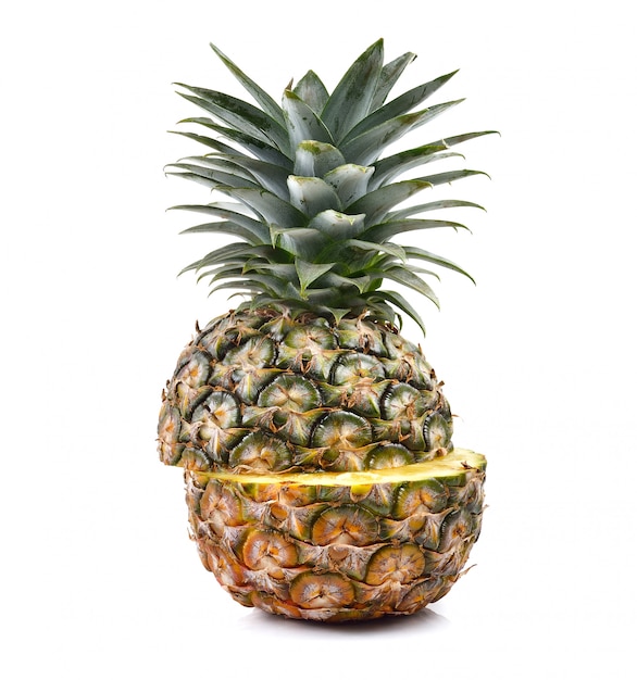 Ananas su spazio bianco