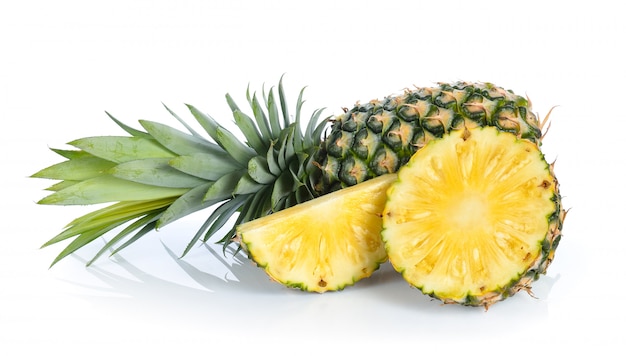 Ananas su superficie bianca