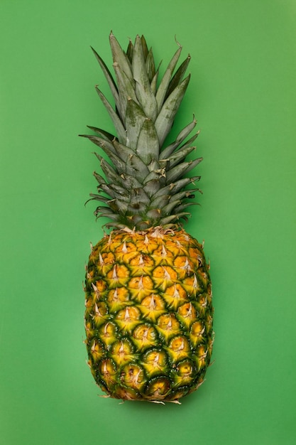 Ananas su un backgroud verde