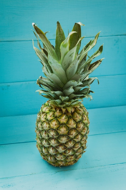 Ananas su un tavolo di legno blu