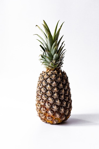 Ananas su uno sfondo bianco, ananas maturo su uno sfondo bianco, ananas succoso su uno sfondo bianco.