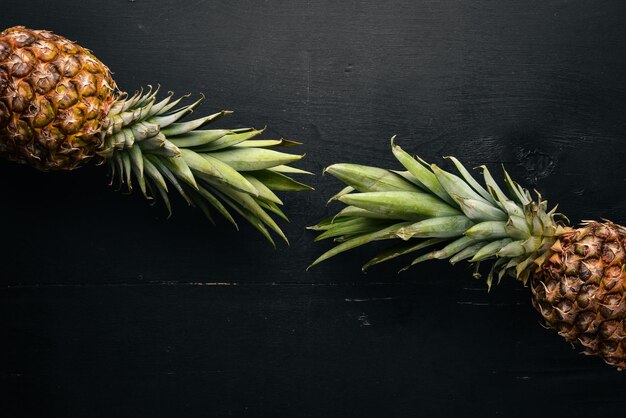 Ananas su uno sfondo di legno Vista dall'alto Spazio libero per il testo