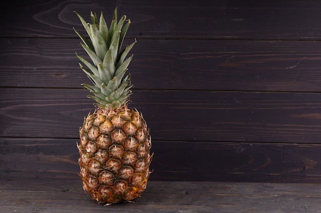 Ananas su uno sfondo scuro posto per il testo far fronte allo spazio