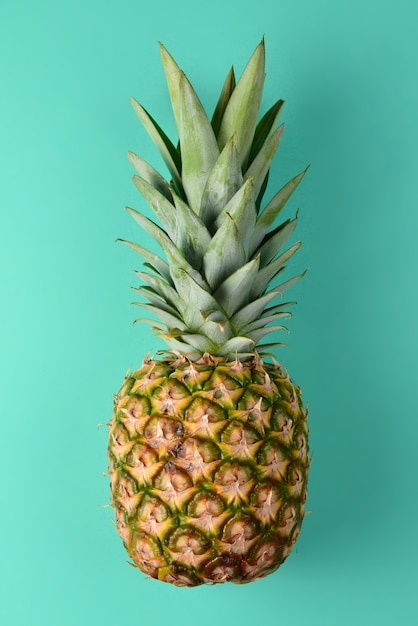 Ananas su uno sfondo verde