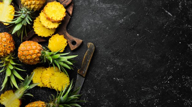 Ananas succosi affettati Ananas maturo per bambini Frutti tropicali Vista dall'alto Spazio libero per il testo