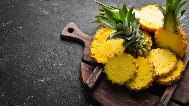 Ananas succosi affettati Ananas maturo per bambini Frutti tropicali Vista dall'alto Spazio libero per il testo