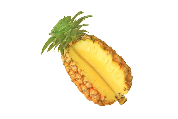 Ananas succoso fresco maturo tagliato parziale isolato su sfondo bianco