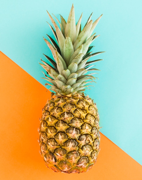 Ananas succoso su sfondo multicolore