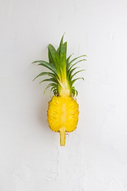 Ananas sul fondo della parete bianca.