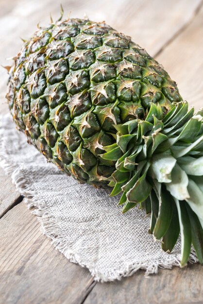 Ananas sul legno