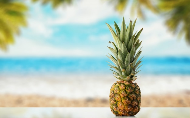 Ananas sul talbe di legno in spiaggia