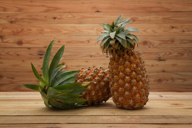 Ananas sul tavolo di legno