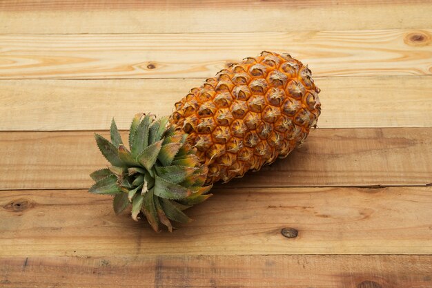 Ananas sul tavolo di legno