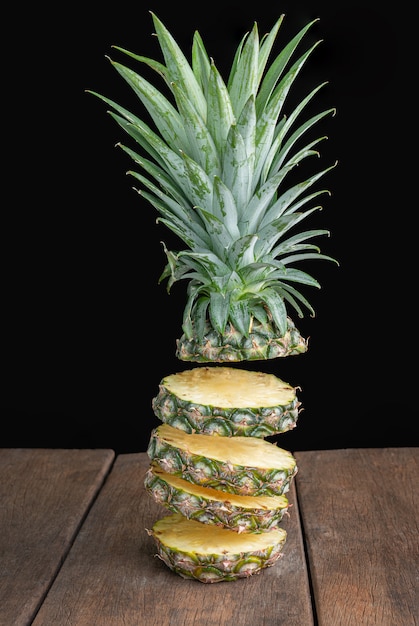 Ananas sul vecchio tavolo di legno