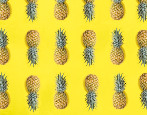 Ananas sullo sfondo giallo Modello a disposizione piatta Vista dall'alto