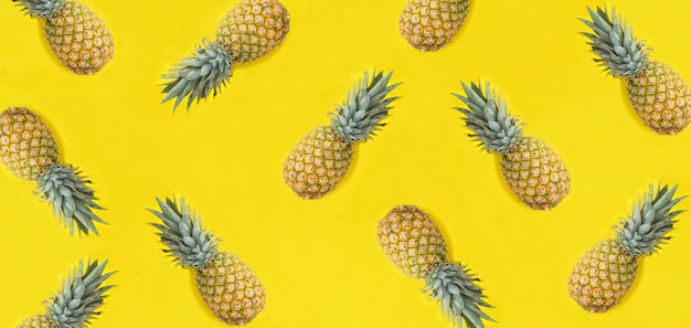 Ananas sullo sfondo giallo Modello a disposizione piatta Vista dall'alto