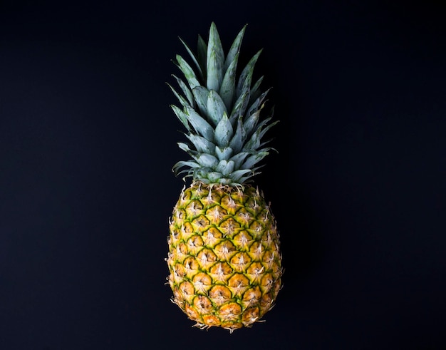 Ananas sullo sfondo nero Copia spazio Primo piano