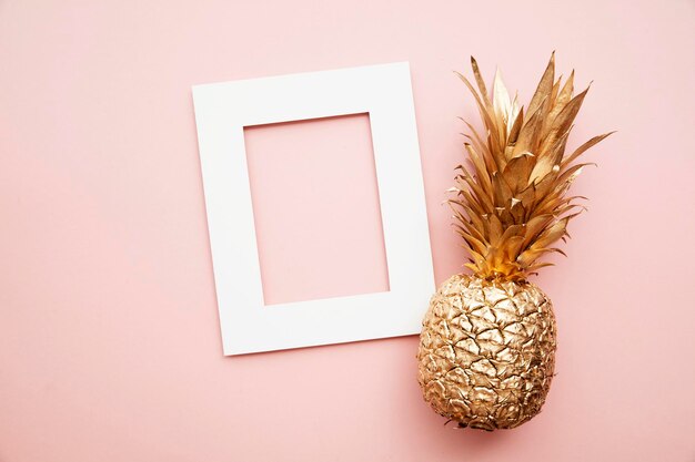 Ananas tropicale d'oro con cornice per poster di invito vuota