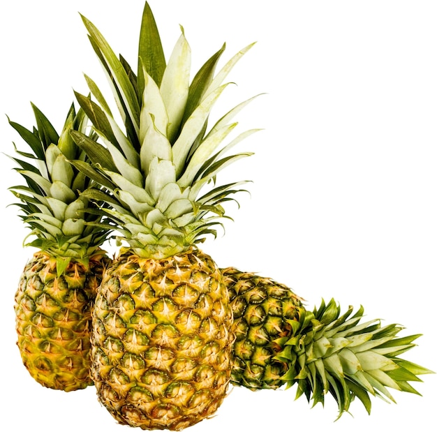 Ananas tropicali maturi su sfondo bianco