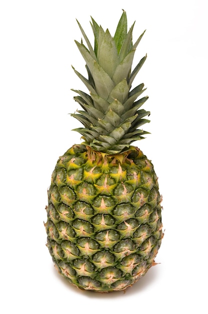 Ananas vicino isolato su sfondo bianco