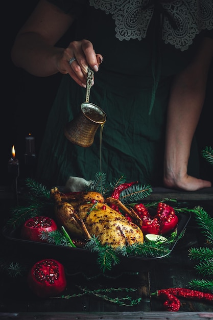 Anatra di Natale con melograni e lime circondata da ramo di abete