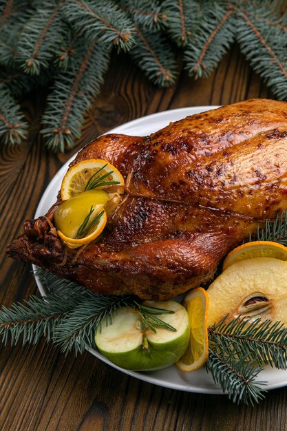 Anatra di Natale su un tavolo di legno Cena di Natale