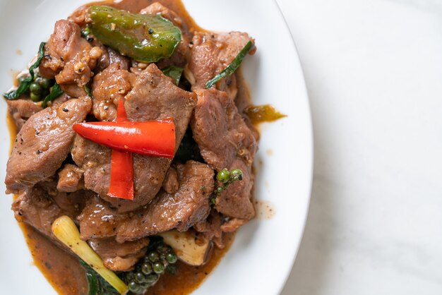 Anatra saltata in padella con verdure e pepe nero