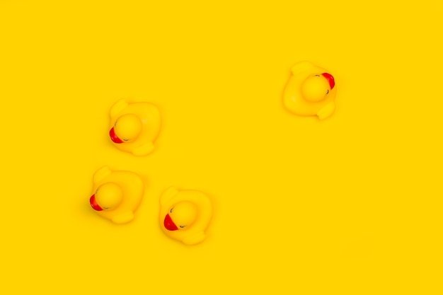 Anatre giocattolo di gomma gialla isolate su giallo