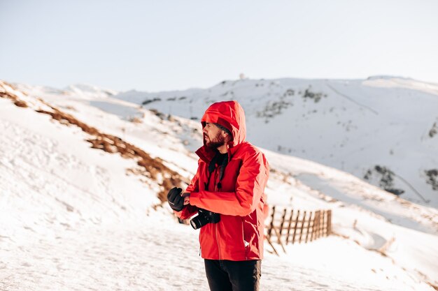 Andando sobre las montanas nevadas