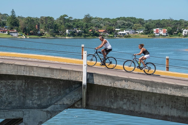 Andare in bicicletta su un ponte